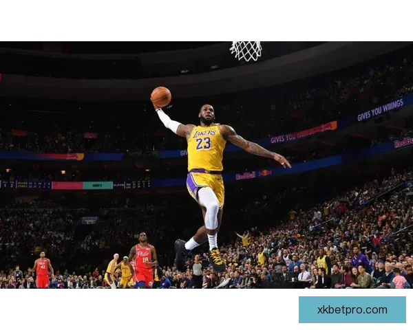 詹姆斯昨日惊艳劈扣起跳三点二米入网时速近五十公里